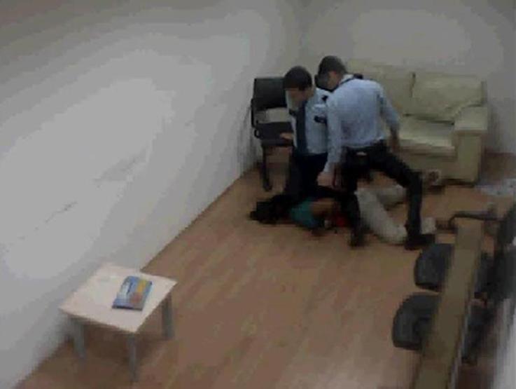 Polis havaalanında ABDli kadını öldürdü, doktor da izledi