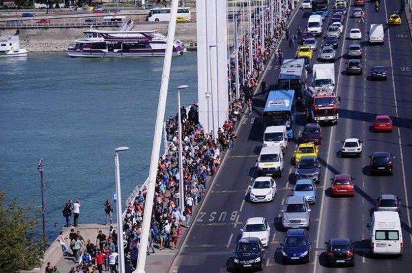 Yürüyerek gidiyorlar
