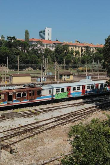 Kaderlerine terk edilen banliyö trenleri çürümeye yüz tuttu
