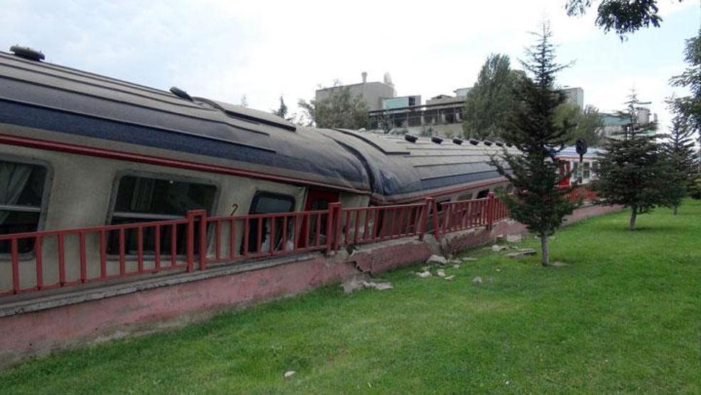 Elazığda yük treni başıboş giden vagonlarla çarpıştı