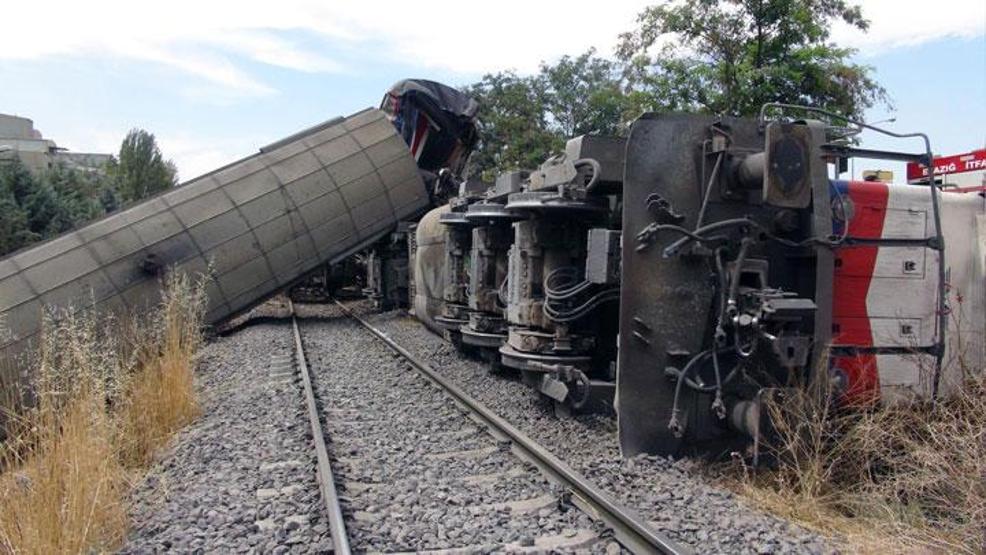 Elazığda yük treni başıboş giden vagonlarla çarpıştı