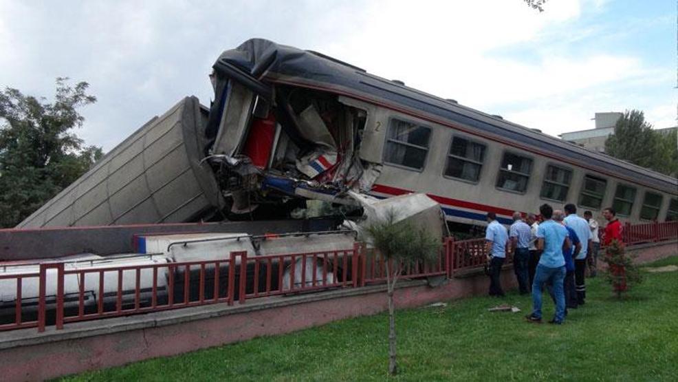 Elazığda yük treni başıboş giden vagonlarla çarpıştı