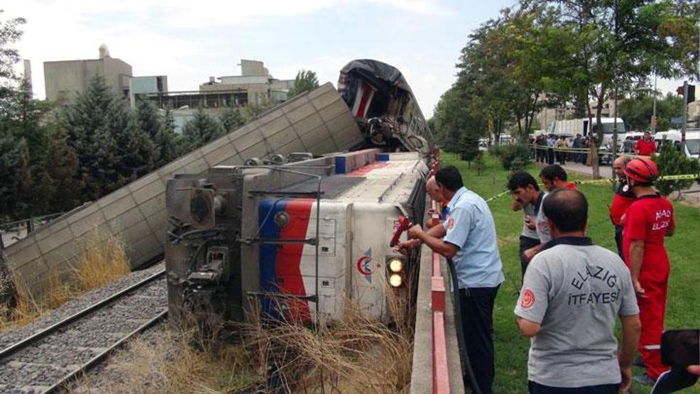 Elazığda yük treni başıboş giden vagonlarla çarpıştı