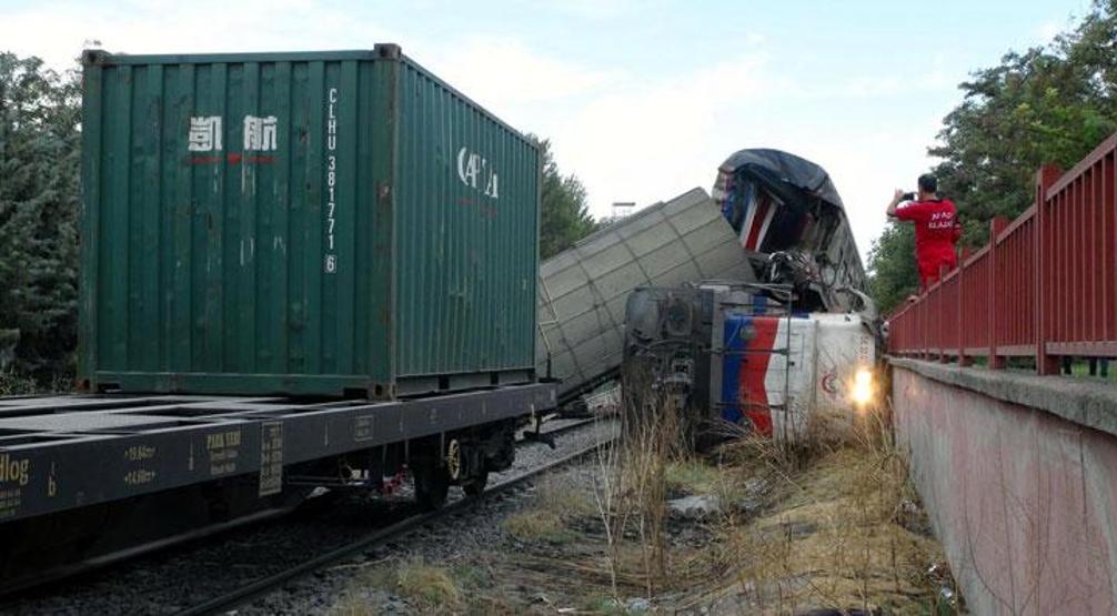 Elazığda yük treni başıboş giden vagonlarla çarpıştı