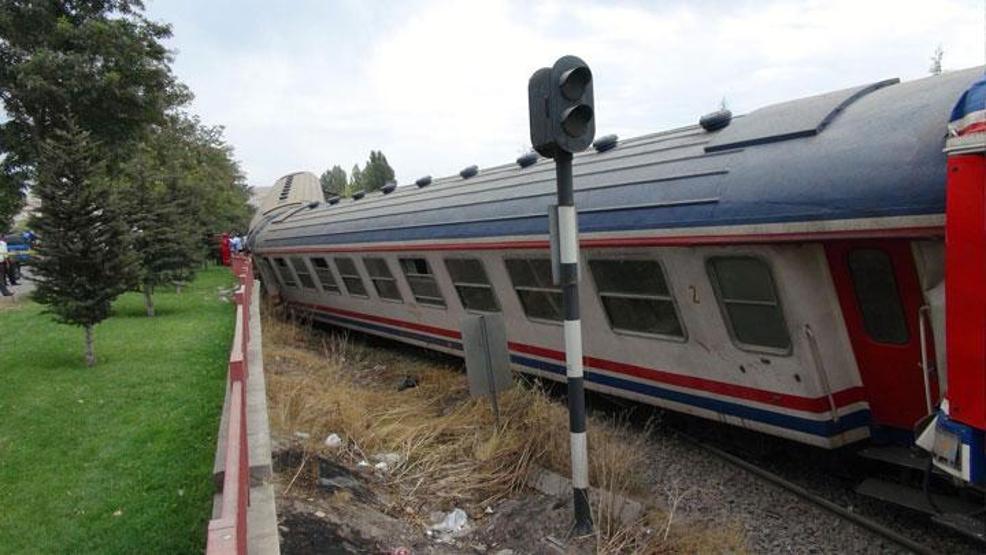 Elazığda yük treni başıboş giden vagonlarla çarpıştı