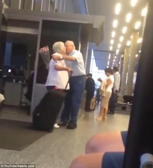 Yaşlı çiftin videosu sosyal medyayı salladı