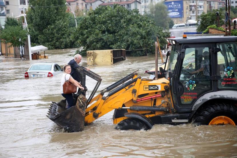 İstanbulda sağanak: Kurbağalıdere taştı