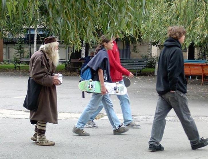 Bütün parasını bağışladı şimdi dileniyor