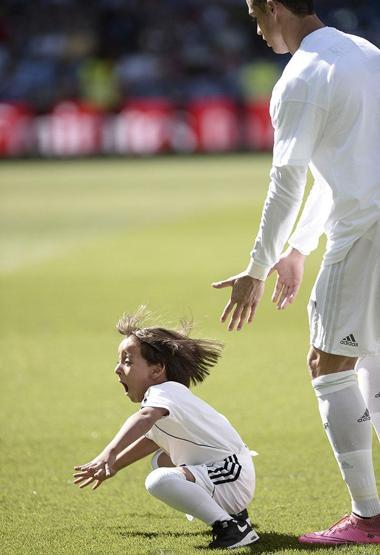 Ronaldo sahaya Suriyeli mülteciyle çıktı
