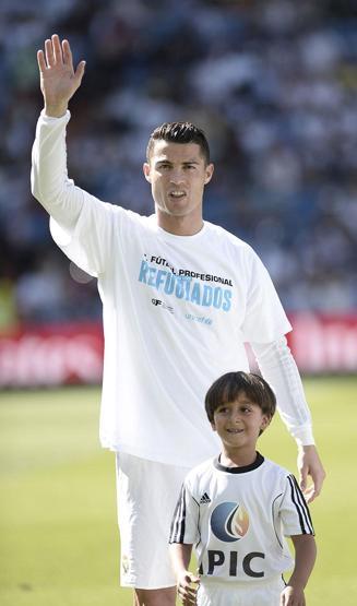 Ronaldo sahaya Suriyeli mülteciyle çıktı