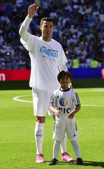 Ronaldo sahaya Suriyeli mülteciyle çıktı
