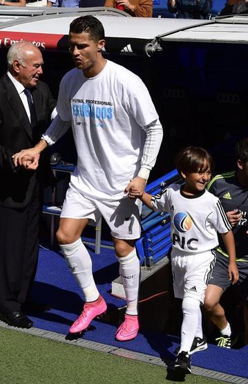 Ronaldo sahaya Suriyeli mülteciyle çıktı