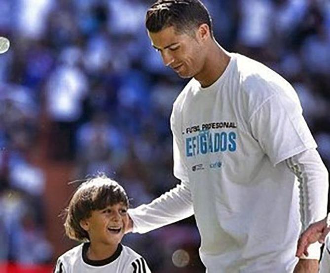 Ronaldo sahaya Suriyeli mülteciyle çıktı