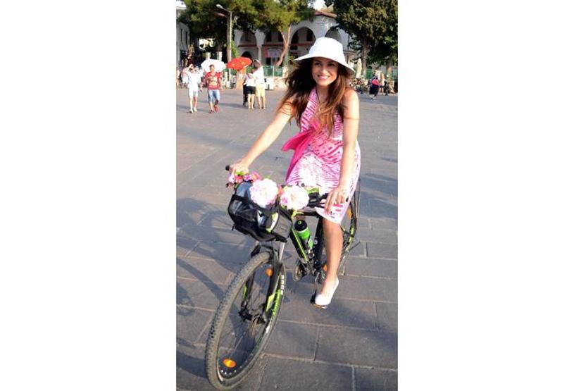 Süslü kadınlardan bisiklet turu
