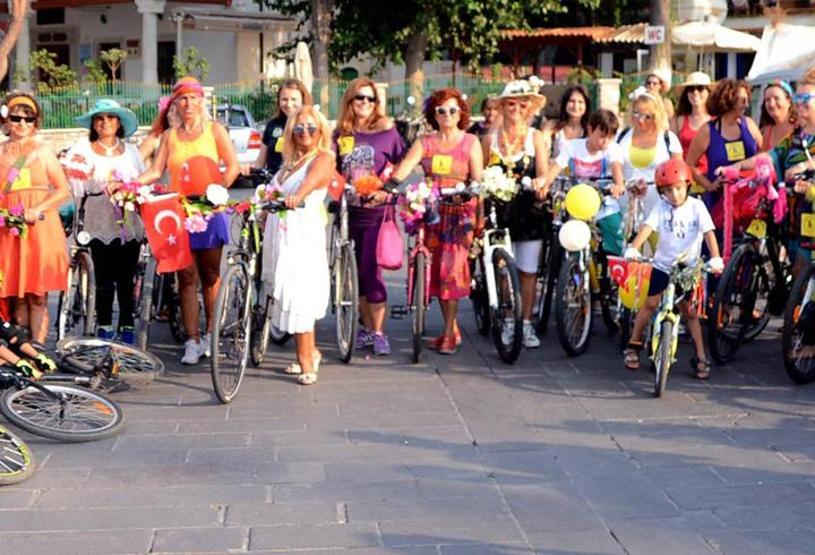 Süslü kadınlardan bisiklet turu