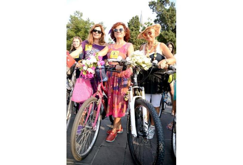 Süslü kadınlardan bisiklet turu