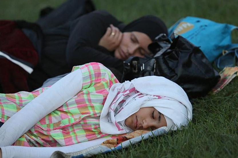 Avrupaya gitmek isteyen Suriyeliler TEMde Edirneye doğru yürüyüyor