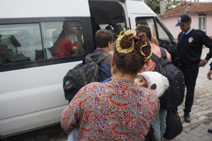 Edirnede polis, kiralık evlerde kalan sığınmacıları Göç İdaresine götürüyor