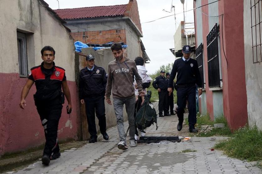 Edirnede polis, kiralık evlerde kalan sığınmacıları Göç İdaresine götürüyor
