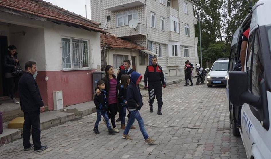 Edirnede polis, kiralık evlerde kalan sığınmacıları Göç İdaresine götürüyor