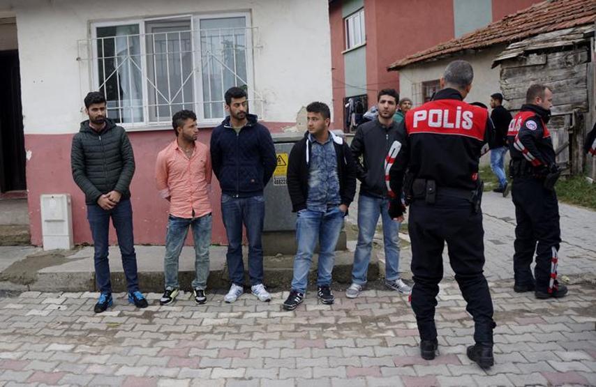 Edirnede polis, kiralık evlerde kalan sığınmacıları Göç İdaresine götürüyor