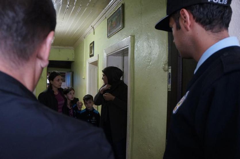 Edirnede polis, kiralık evlerde kalan sığınmacıları Göç İdaresine götürüyor