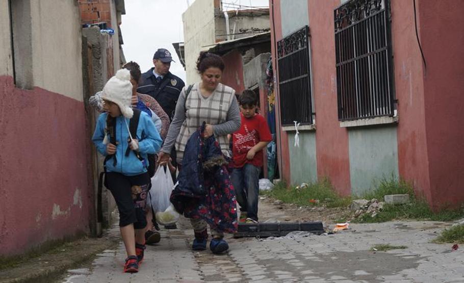 Edirnede polis, kiralık evlerde kalan sığınmacıları Göç İdaresine götürüyor