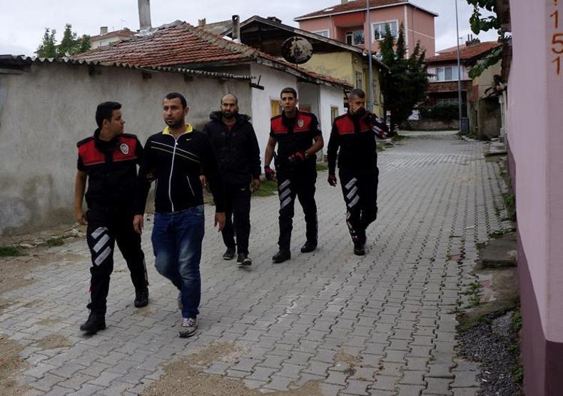 Edirnede polis, kiralık evlerde kalan sığınmacıları Göç İdaresine götürüyor