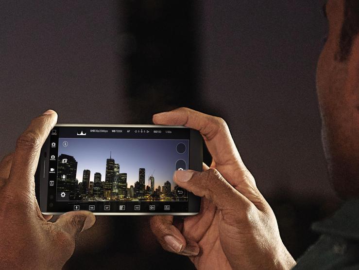 LGden çift ön kameralı iki ekranlı telefon: V10