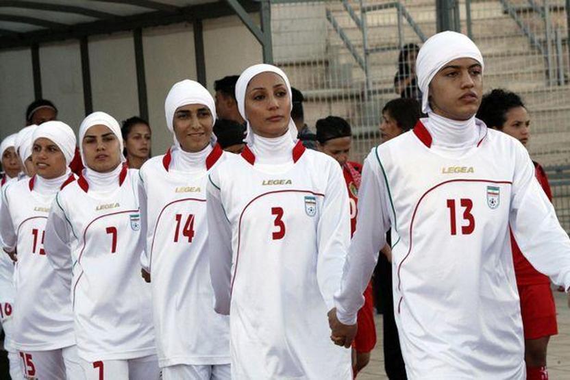 İran kadın futbol takımında 8 erkek futbolcu
