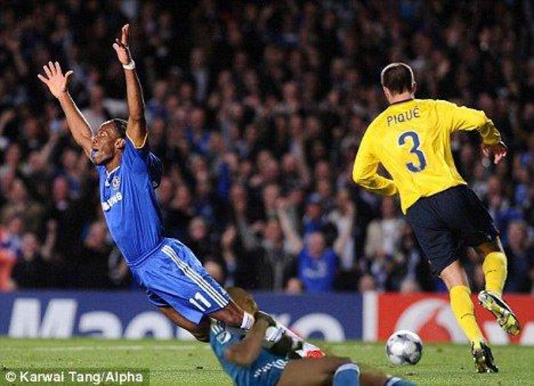 Drogba ne yapmaya çalışıyor