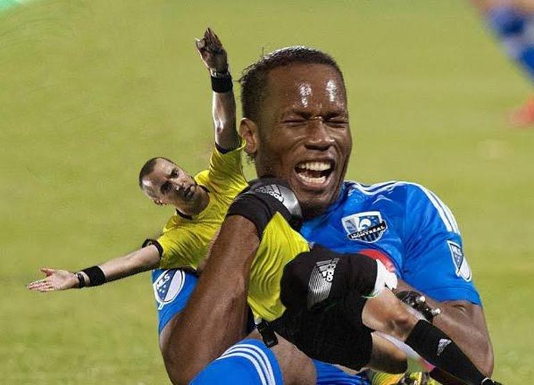 Drogba ne yapmaya çalışıyor