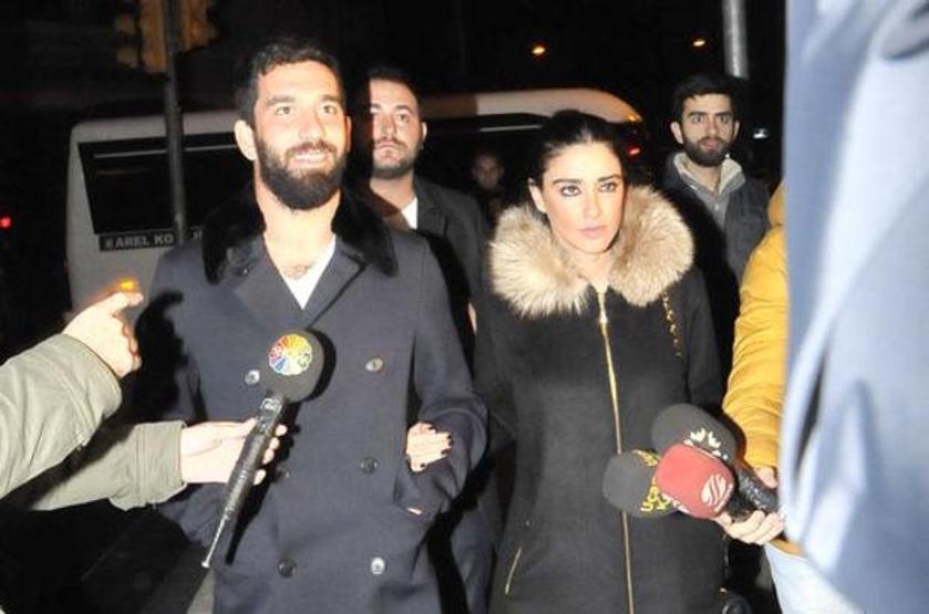 Arda Turan ile Sinem Kobal aynı mekanda