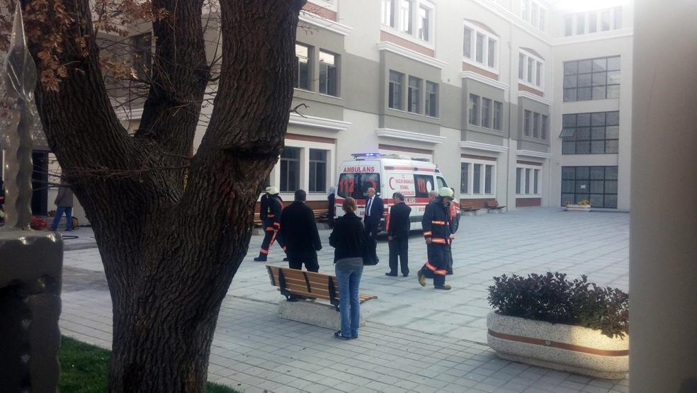 Kadıköy Ahmet Sani Gezici Anadolu Kız İmam Hatip Lisesinde yangın paniği