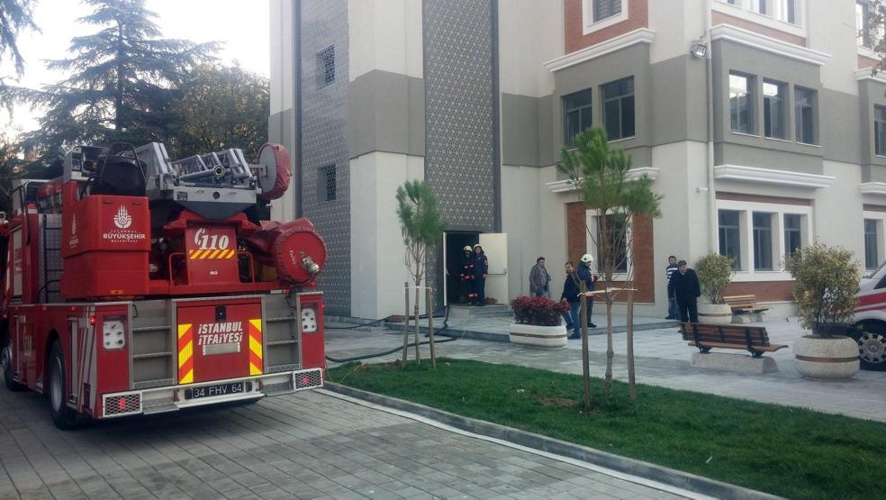 Kadıköy Ahmet Sani Gezici Anadolu Kız İmam Hatip Lisesinde yangın paniği