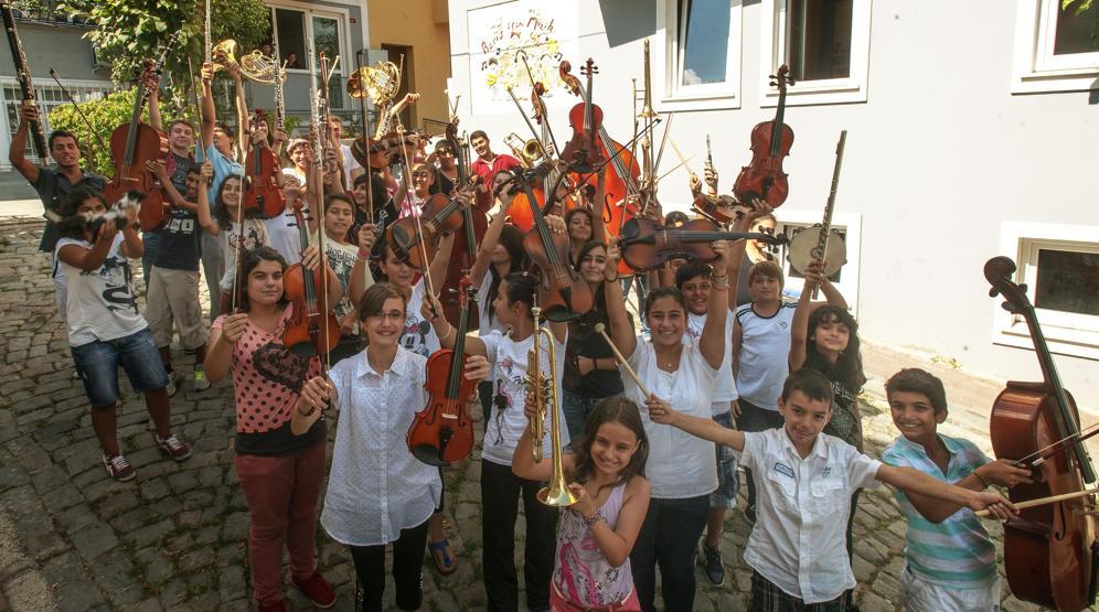 300 çocuk aynı sahnede barış için çalacak