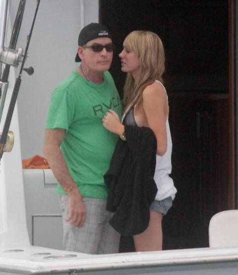 Charlie Sheen HIV virüsü mü taşıyor