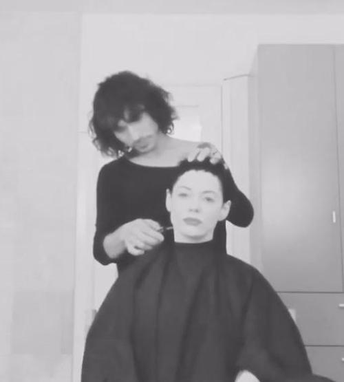 Rose McGowan saçlarını kazıttı