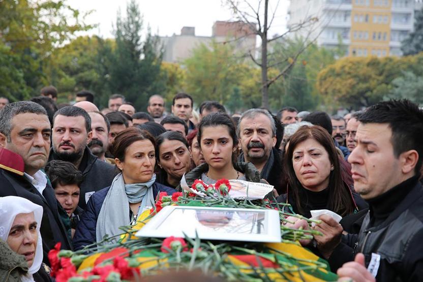 Tahir Elçi on binlerce kişinin omuzlarında son yolculuğuna uğurlandı