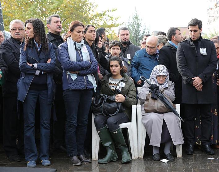 Tahir Elçi on binlerce kişinin omuzlarında son yolculuğuna uğurlandı