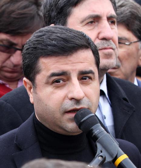 Tahir Elçi on binlerce kişinin omuzlarında son yolculuğuna uğurlandı