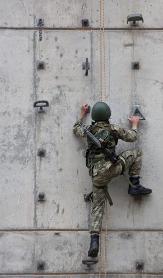 Komandoların ölümle burun buruna eğitimi