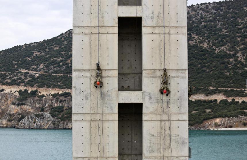 Komandoların ölümle burun buruna eğitimi