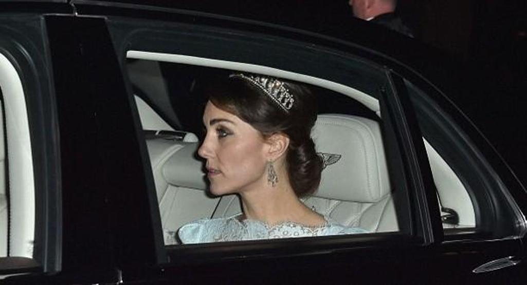 Kate Middleton kayınvalidesinin tacını taktı