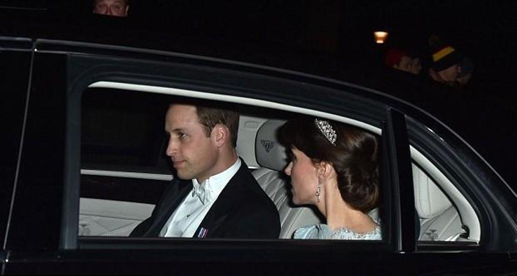 Kate Middleton kayınvalidesinin tacını taktı