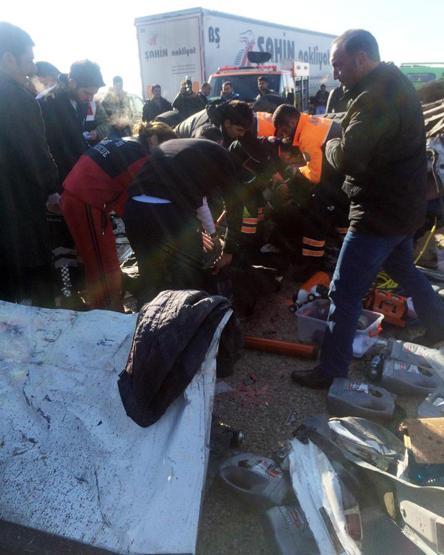 Vanda öğrenci minibüsü kamyonetle çarpıştı: 11 ölü, 4 yaralı