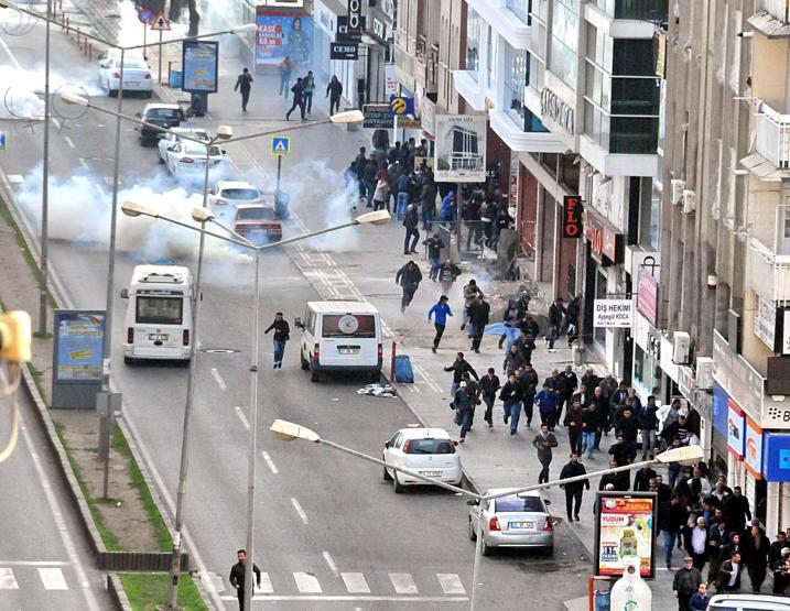Diyarbakırdaki HDP yürüyüşünde olaylar çıktı