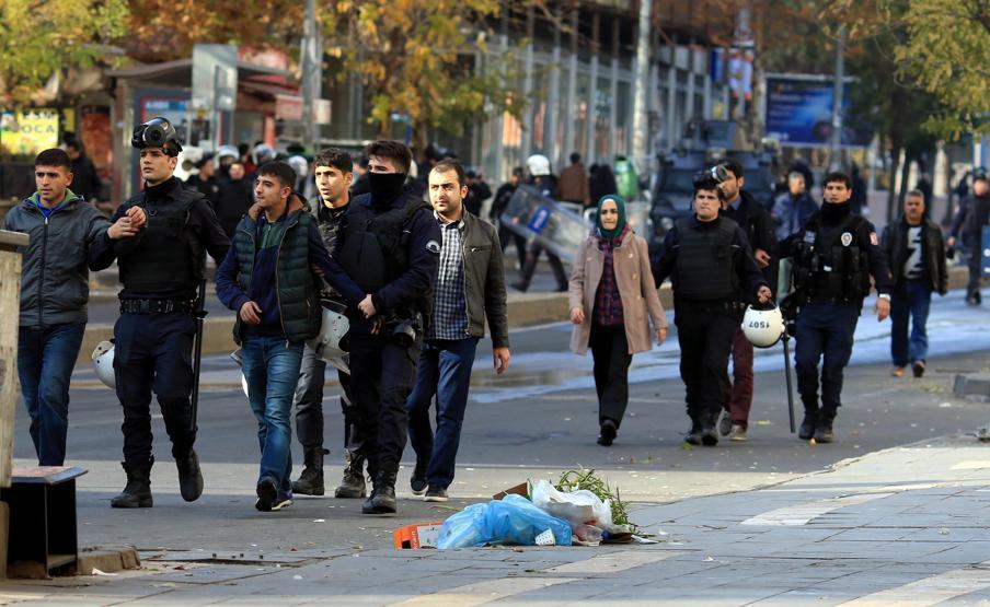 Diyarbakırdaki HDP yürüyüşünde olaylar çıktı