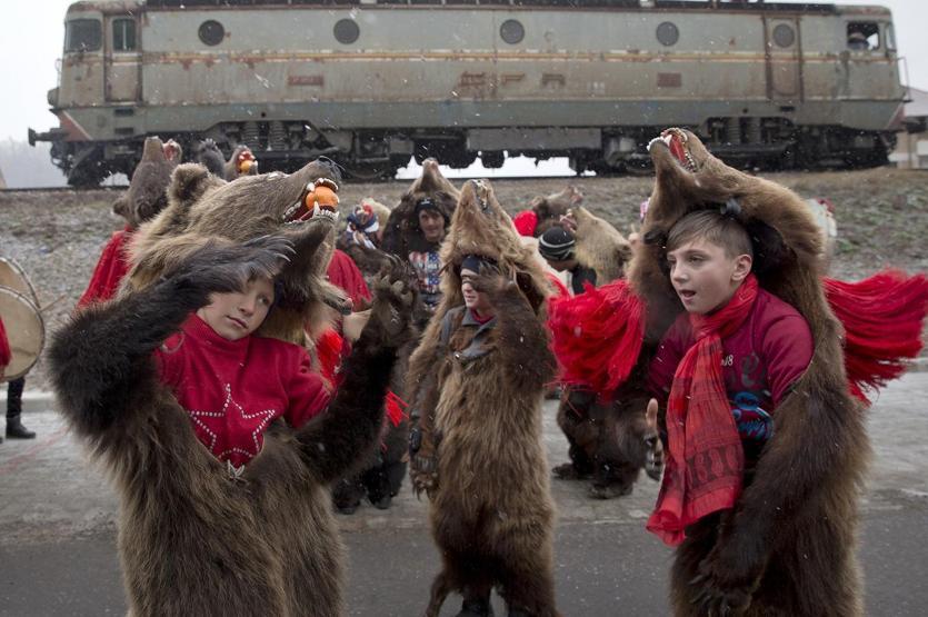 Ayı kılığına girip kötü ruhları kovdular