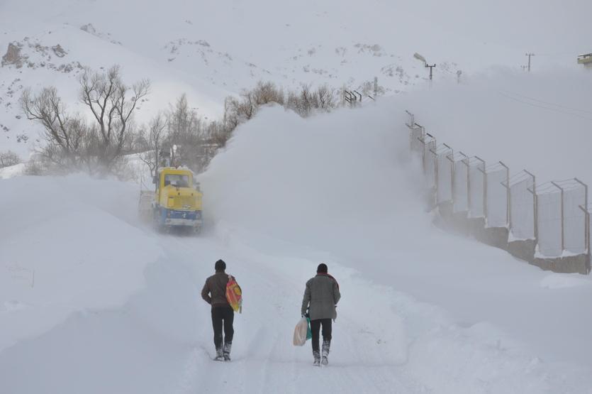 Kar kamyonlarla kent dışına taşındı, Hakkari biraz soluk aldı